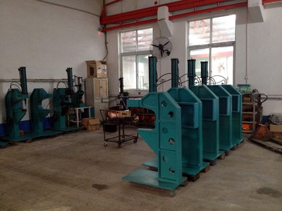 無鉚釘壓鉚機設備 高效鉚接0.6-2.5mm板材，濟南賽思特流體系統(tǒng)設備提供三套模具